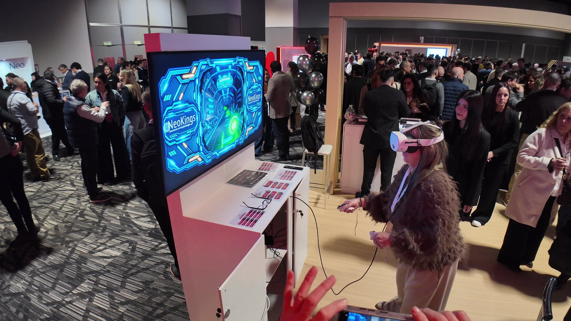 Profesional jugando un juego de realidad virtual con Meta Quest 3 en el 1º Simposio de Implantología Neokings