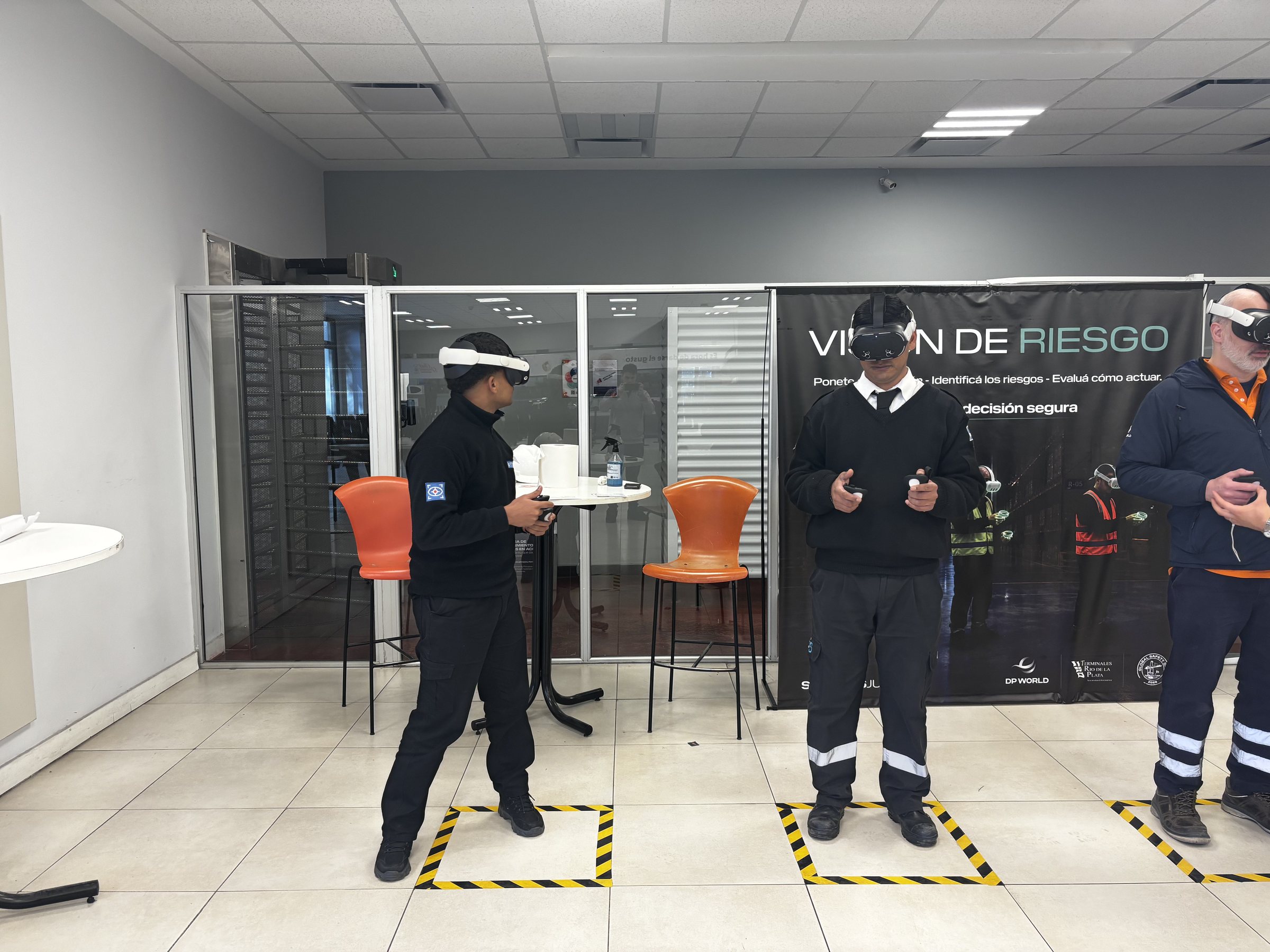 Colaboradores de TRP DP World con visores de realidad virtual en Riesgo a la Vista, Global Safety Day 2026