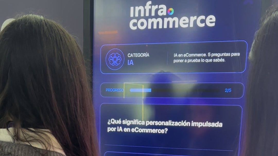 Infracommerce — participante respondiendo Infra Challenge en la pantalla touch de 46 pulgadas