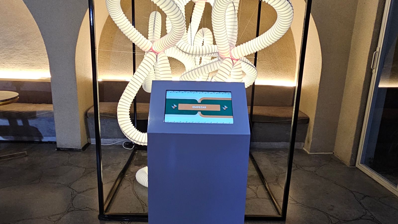 Roche Argentina — instalación de luz LED y tótem touch de Valor Itovebi