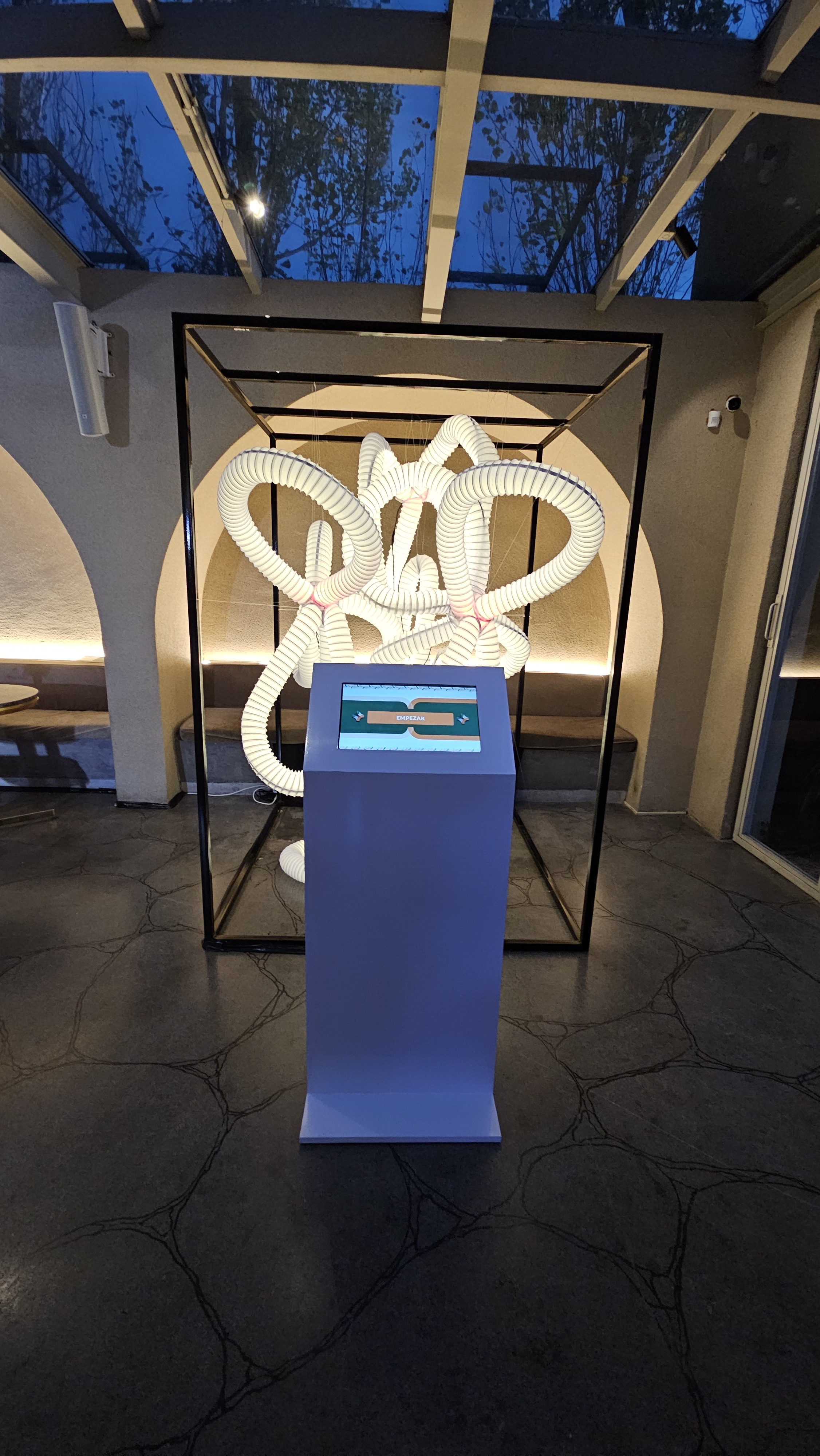 Roche Argentina — instalación de luz LED y tótem touch de la trivia Valor Itovebi