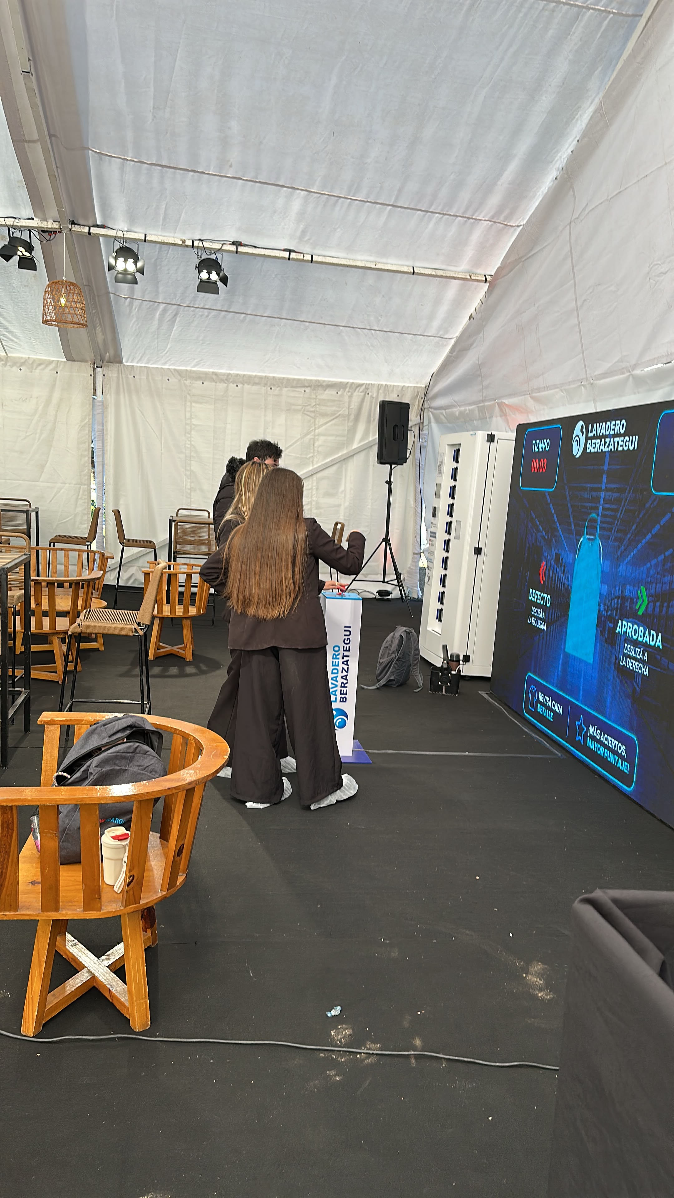 Lavadero Berazategui — participante jugando Control de Calidad Express con tótem y joystick