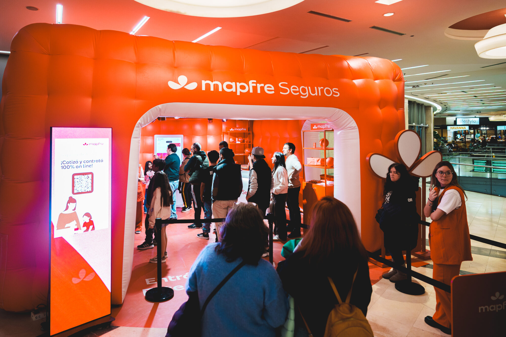 Mapfre — arco inflable de entrada al stand en Vacaciones de Invierno, Dot Baires Shopping