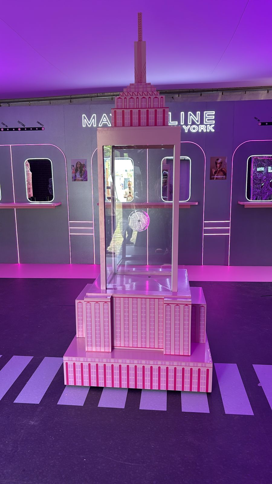 Máquina de aire y premios — Maybelline x Tini en Futttura