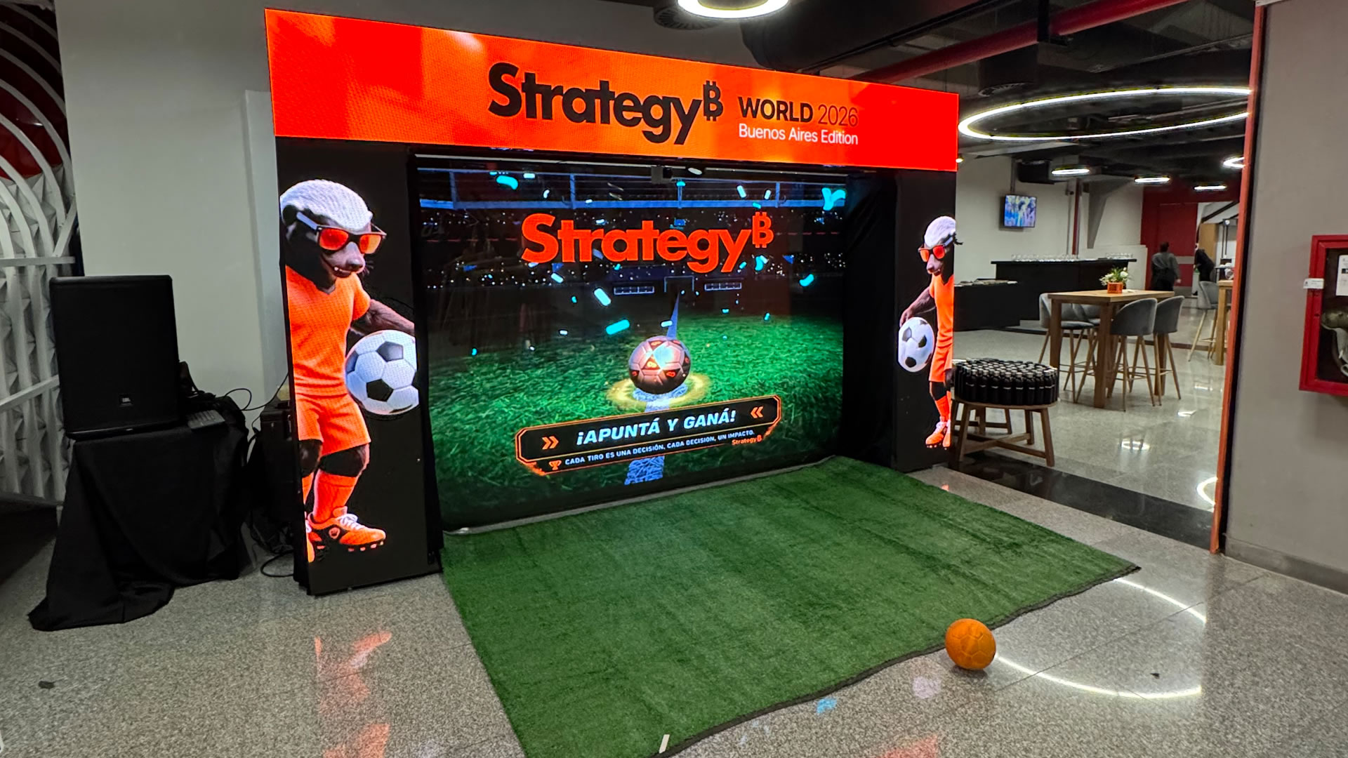 Experiencia interactiva LED para Strategy en Strategy World Buenos Aires 2026 — pantalla LED 3×2 con arco LED y activación de penales