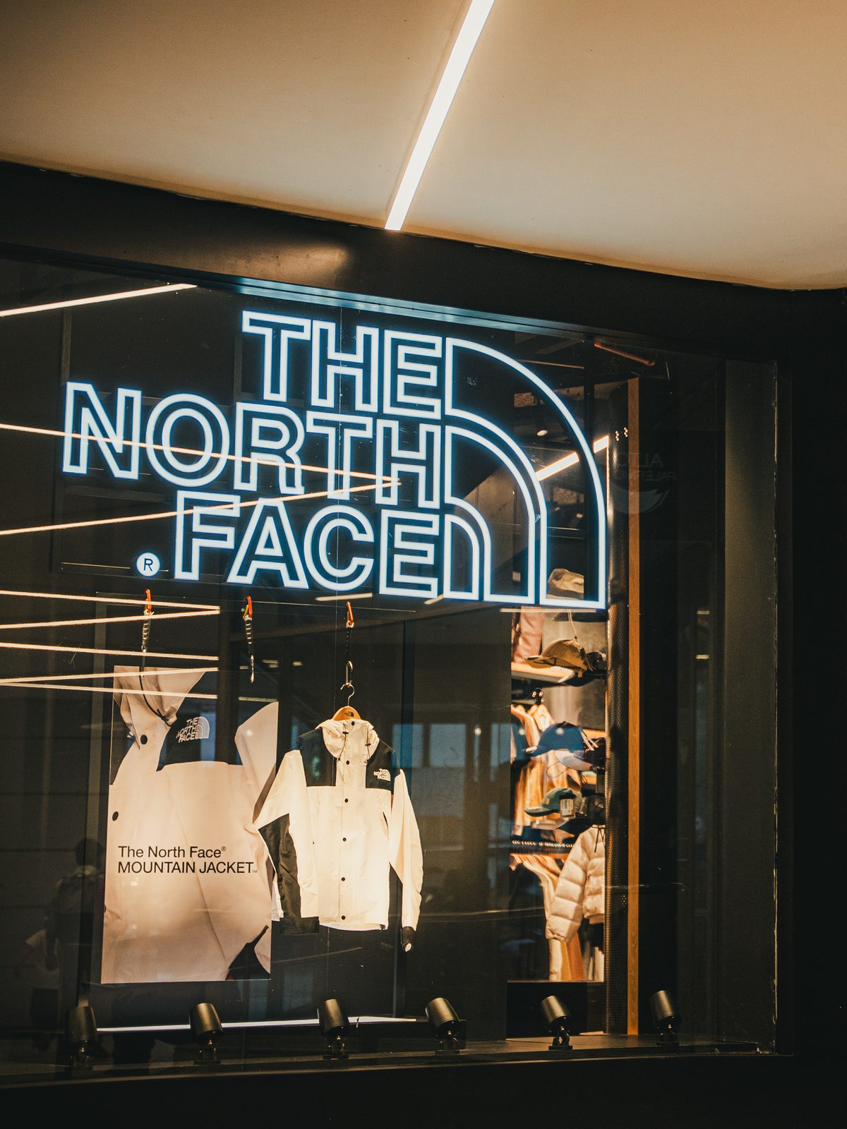 The North Face — video de «Atrapalas si podés» en el tótem touch de 46 pulgadas en Alto Palermo